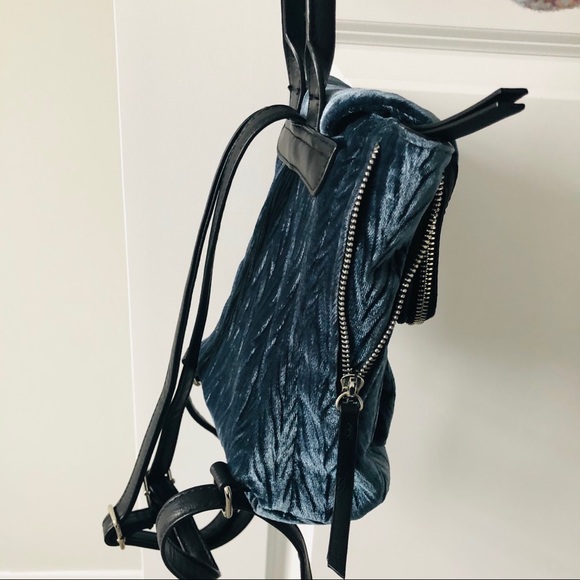 Valvet Backpack - Picture 5 of 5